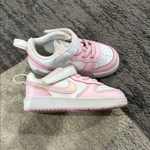 Nike Kids Pink and White Low-Top Sneakers with Hook-and-Loop Strap